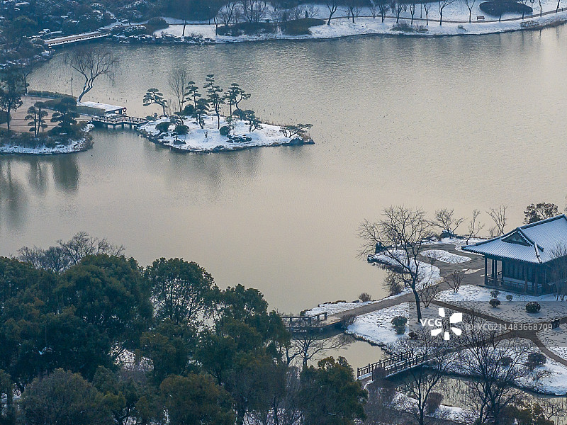 航拍雪后扬州瘦西东门园区景色图片素材