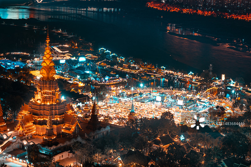 西双版纳告庄大金塔寺和星光夜市图片素材