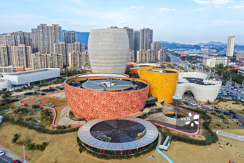 湖南醴陵中国陶瓷谷，以中国传统陶瓷制品为造型，是中国陶瓷行业规模最大的艺术建筑群。图片素材