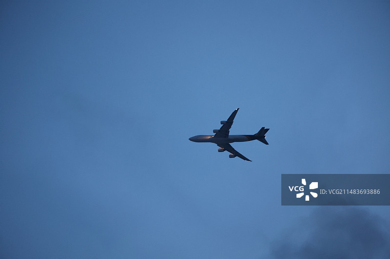 飞行在空中的民航客机低视角图片素材