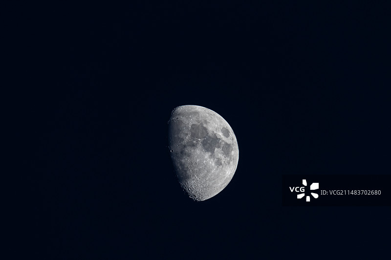 月球月亮表面长焦图片素材