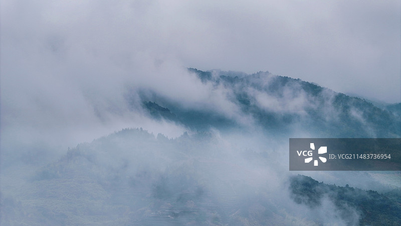 云雾中的山图片素材