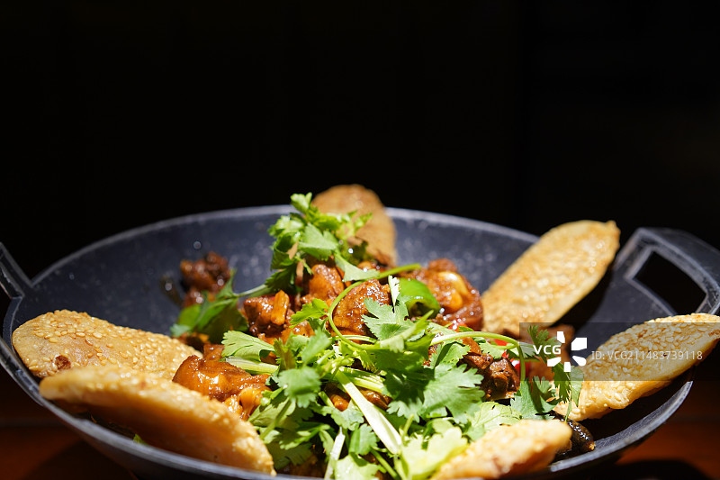 黑色背景下盘子里的食物特写镜头 地锅鸡 镇江图片素材