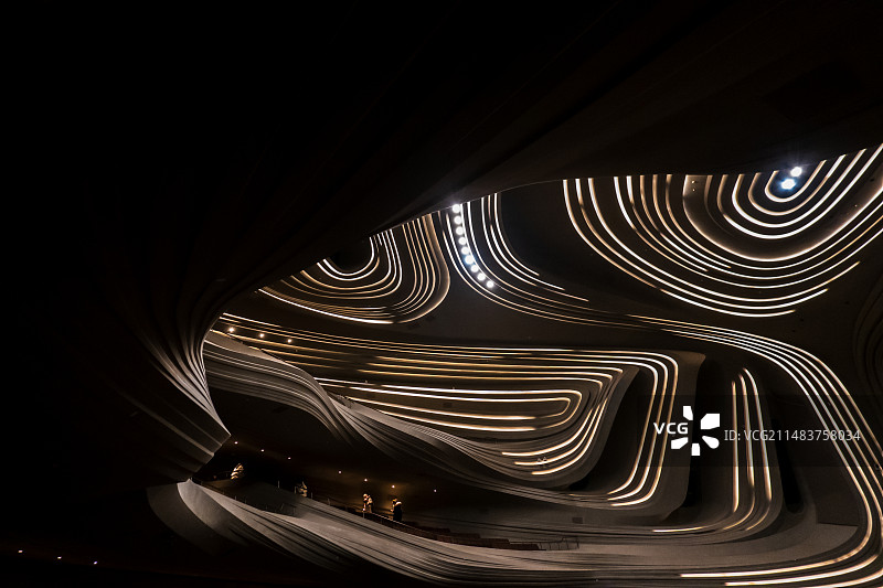 建筑结构的低角度视图——湖南长沙梅溪湖国际文化艺术中心大剧院内灯光照明图片素材