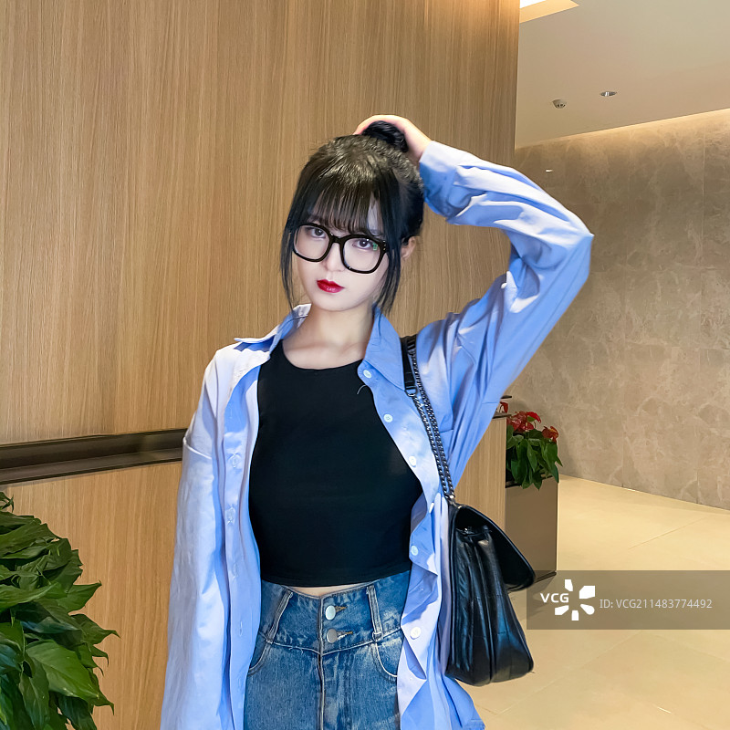 初入职场干净清冷的女孩图片素材