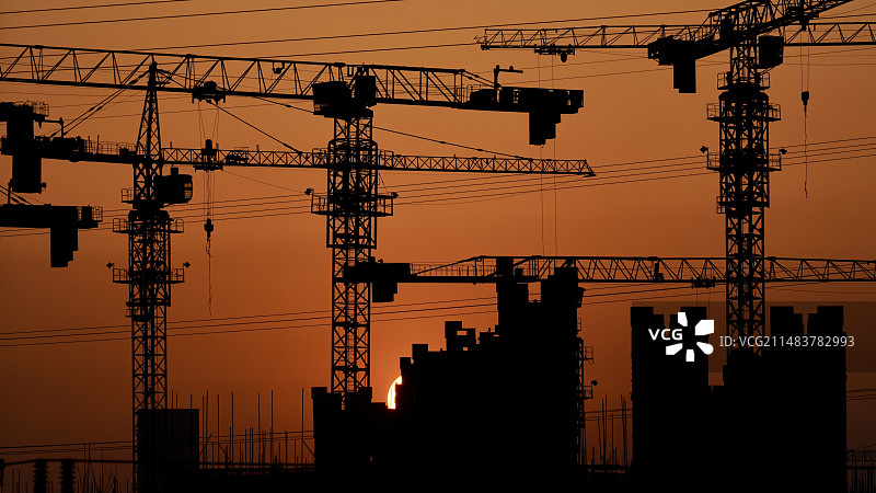 夕阳西下的天空衬托出建筑物的轮廓图片素材