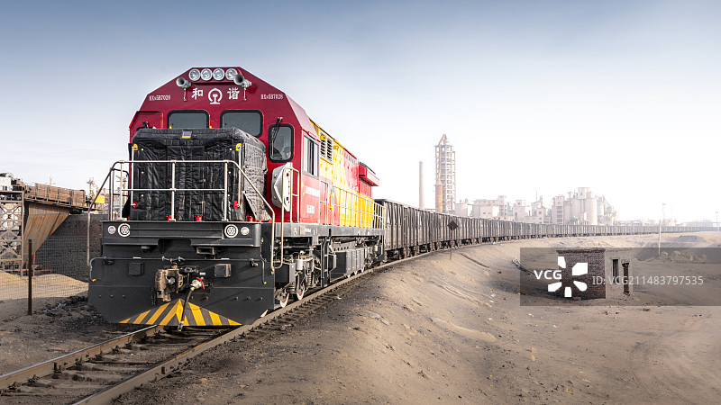 戈壁滩上的列车图片素材