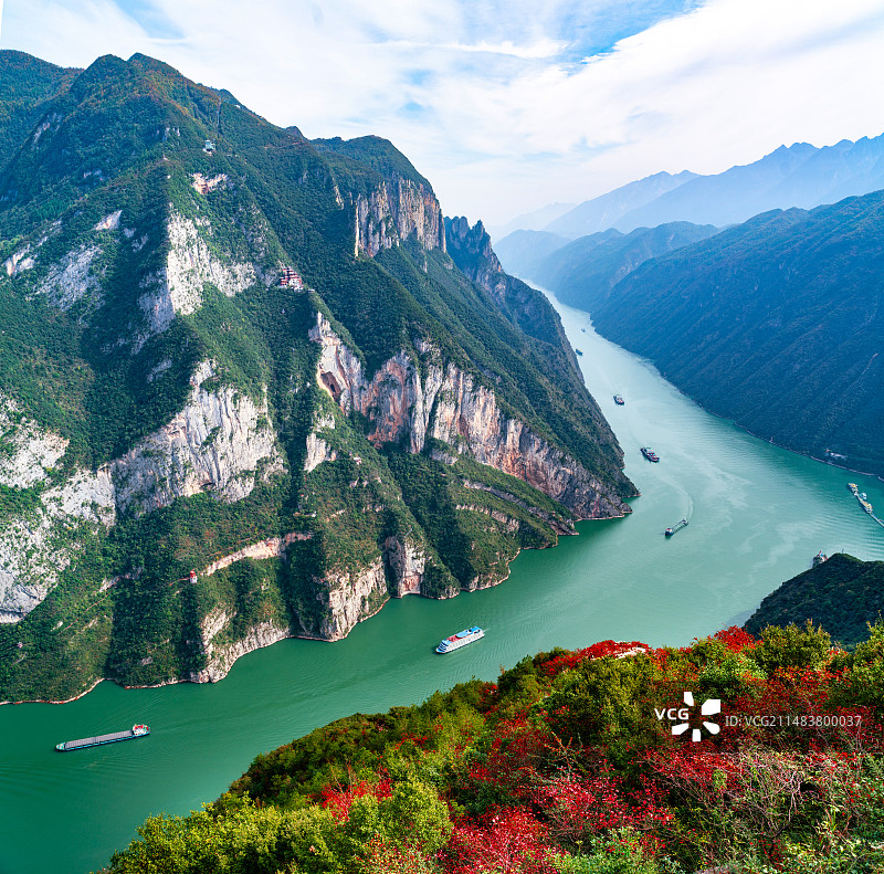 旅游船行驶在一江碧水，两岸红叶的巫峡图片素材