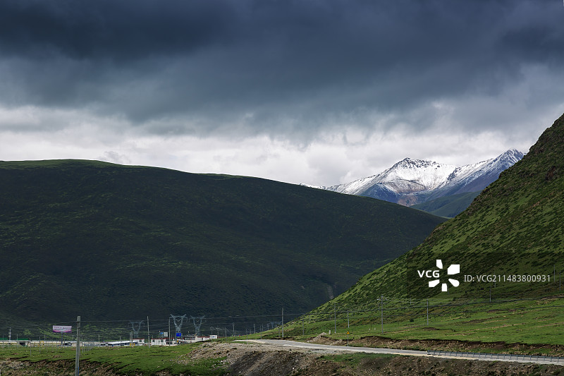 西藏拉林高速周边山地风光图片素材