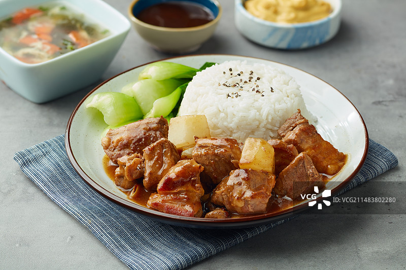 红烧萝卜牛腩饭图片素材