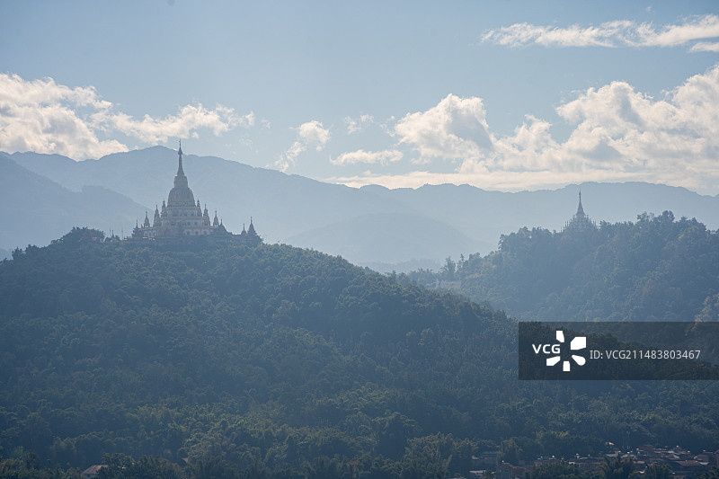 中国云南省德宏傣族景颇族自治州芒市远眺著名旅游景点勐焕大金塔和大银塔图片素材