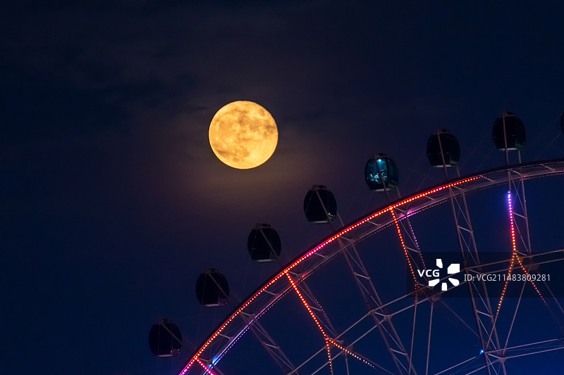 中秋节，一轮明月从摩天轮上方升起图片素材