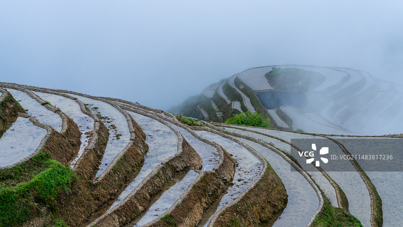 雾锁龙脊图片素材