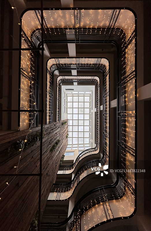 咖啡店酒店建筑中庭的对称仰拍图片素材