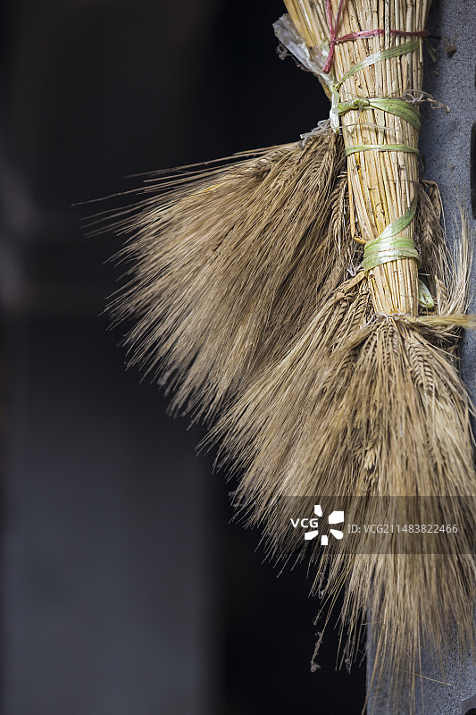 中国云南昆明乡下农村民居里挂着的扫帚图片素材