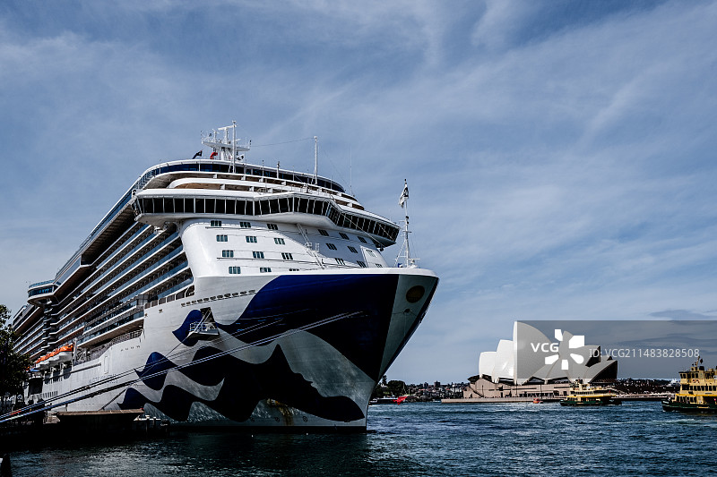 邮轮停靠在港图片素材