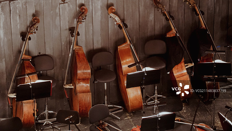 乐队演奏现场大提琴乐器图片素材