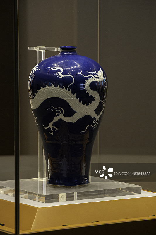 中国江苏扬州著名景点扬州博物馆镇馆之宝——禁止出境文物元代霁蓝釉白龙纹梅瓶图片素材