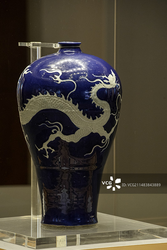 中国江苏扬州著名景点扬州博物馆镇馆之宝——禁止出境文物元代霁蓝釉白龙纹梅瓶图片素材