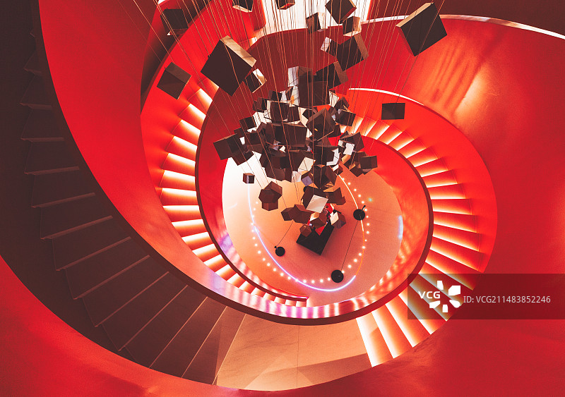 重庆市建筑设计螺旋楼梯新年红色暖色调楼梯孤独的人氛围感照片图片素材