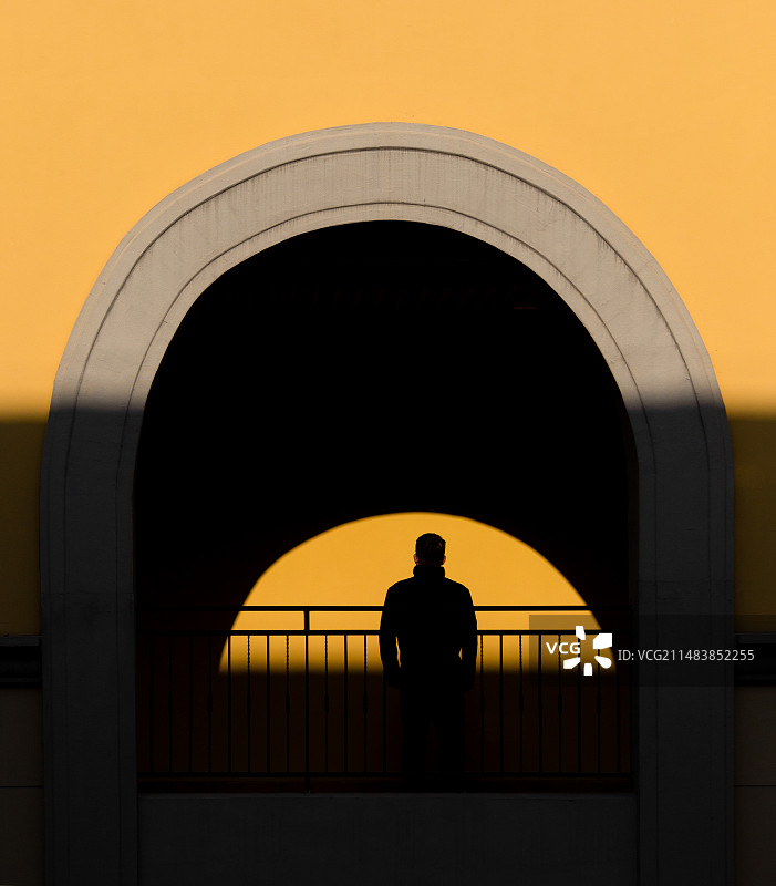 重庆市建筑设计螺旋楼梯新年红色暖色调楼梯孤独的人氛围感照片图片素材