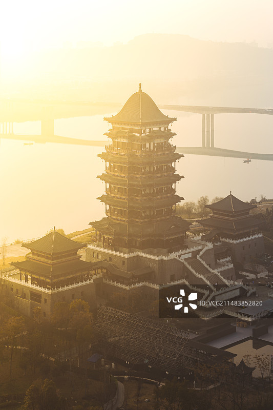 四川省南充市南充城市阳光下城市建筑物布局及江边景色全景图片素材