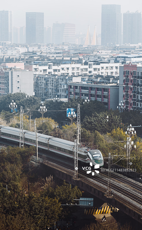 四川省南充市南充城市阳光下城市建筑物布局及江边景色全景图片素材