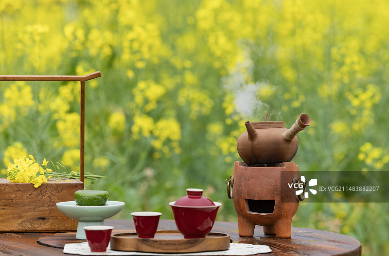 春天里在油菜花地围炉煮茶图片素材