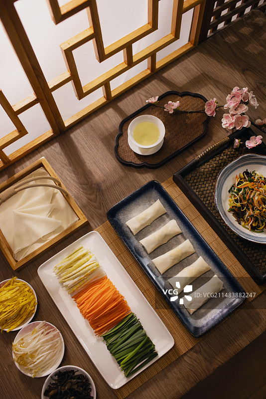 桌子上的春卷与馅料,丰富,立春美食图片素材