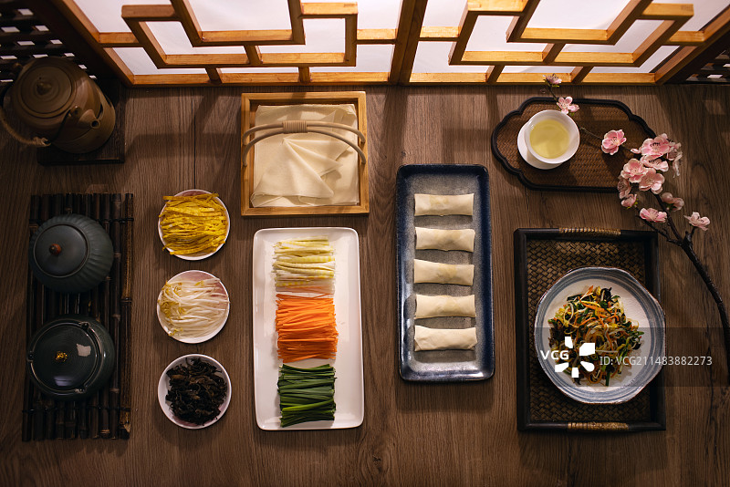 桌子上的春卷与馅料,丰富,立春美食图片素材