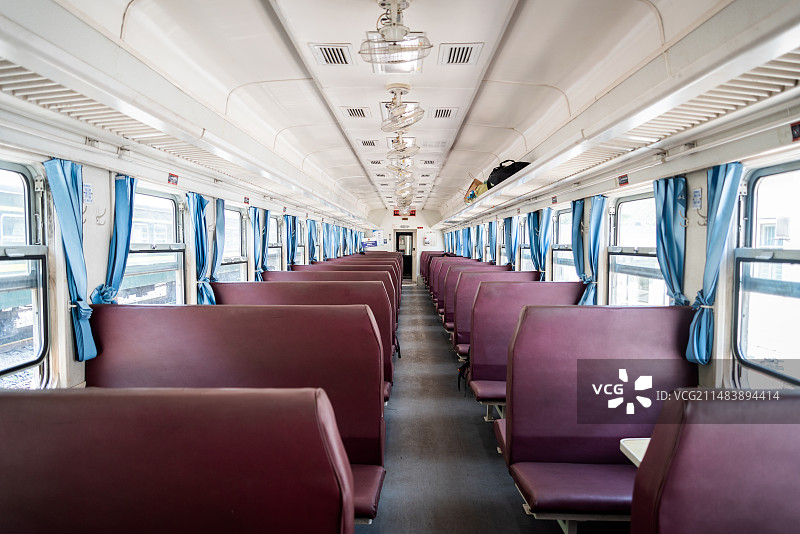 成昆铁路老式的没有空调的可以开窗的火车车厢内部图片素材