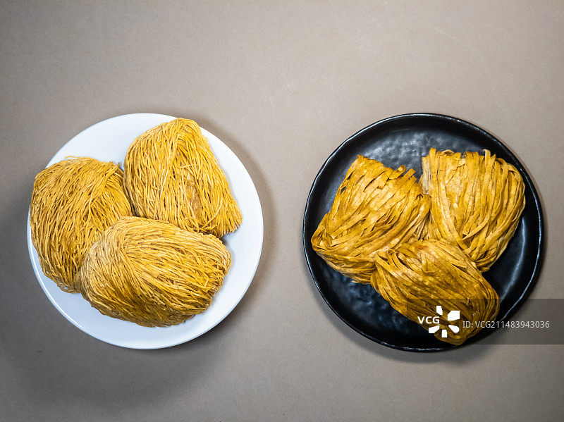 放在碟子上的虾子面面饼图片素材