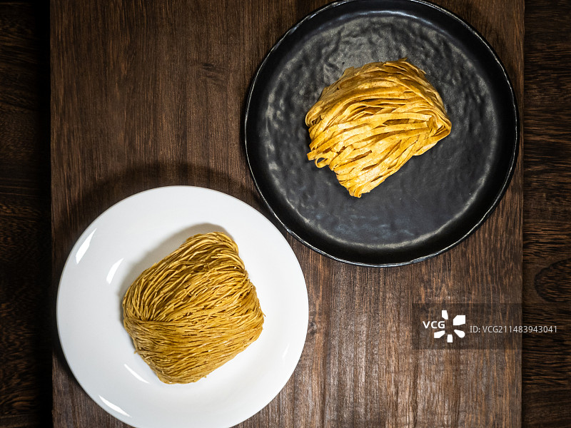 放在碟子上的虾子面面饼图片素材