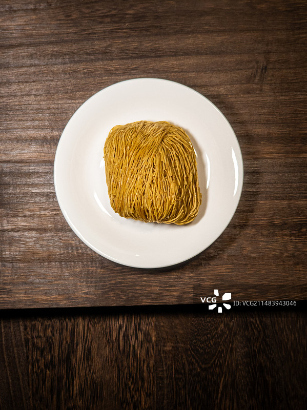 放在碟子上的虾子面面饼图片素材