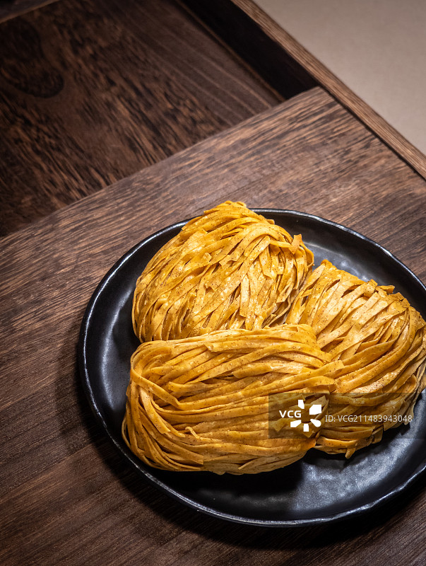 放在碟子上的虾子面面饼图片素材