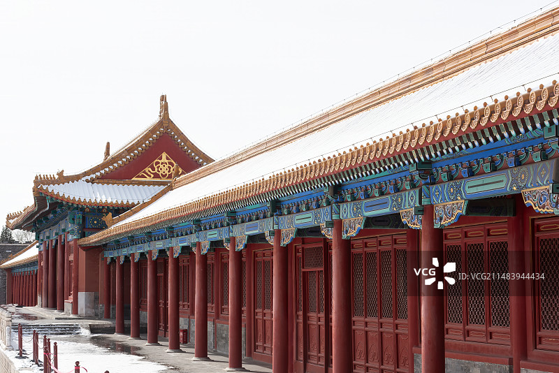 雪后故宫太和门广场斜侧的廊庑和熙和门图片素材