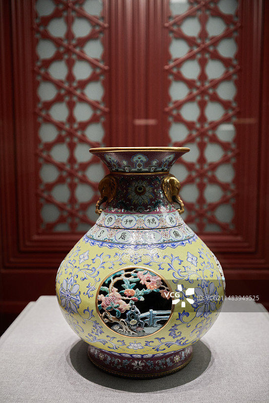 北京故宫博物院馆藏淡黄地粉彩锦上添花镂空干支字象耳转心瓶图片素材