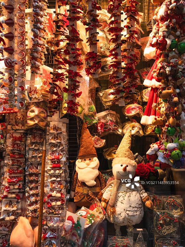 集市摊位上圣诞装饰品的特写镜头图片素材
