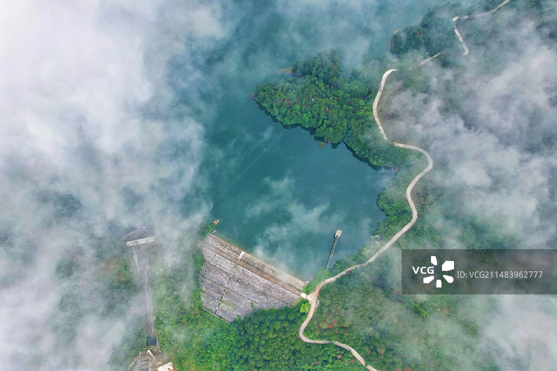 雾中的大坝图片素材