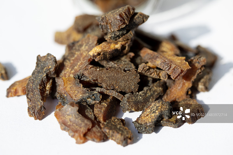 肉苁蓉鲜干片。肉苁蓉，是一种珍贵的中药材，素有“沙漠人参”之美誉。图片素材