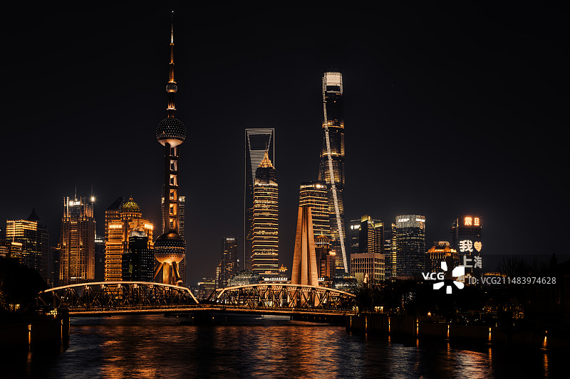 上海浦东城市天际线陆家嘴摩天大楼天际线与外白渡桥，黑金繁花色调，高楼外立面呈现我爱上海字幕，流光溢彩图片素材