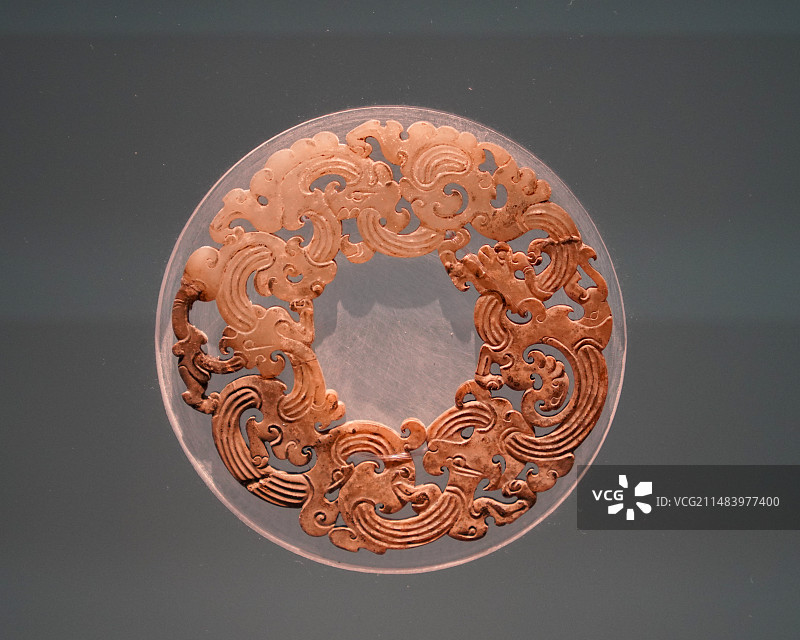湖南省 长沙市 长沙博物馆 西汉 双面透雕龙凤纹玉环图片素材