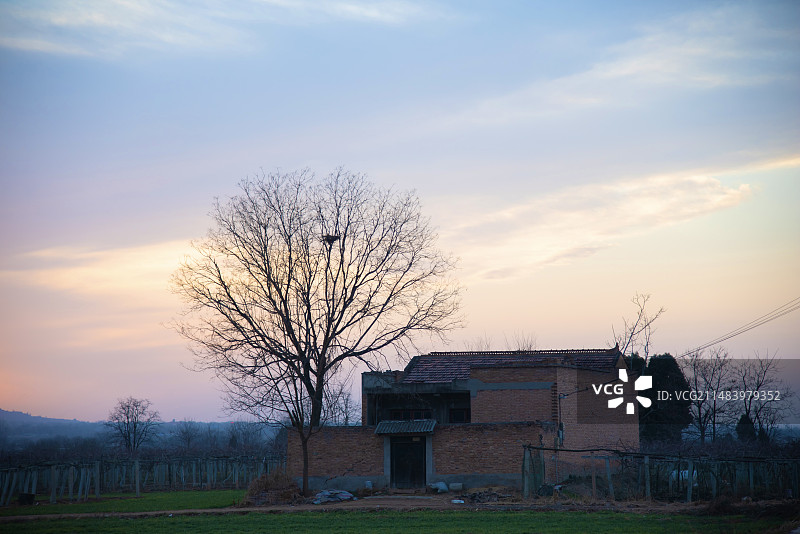 农村田野中无人居住的房子图片素材