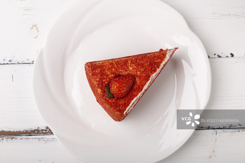 红丝绒草莓味蛋糕图片素材