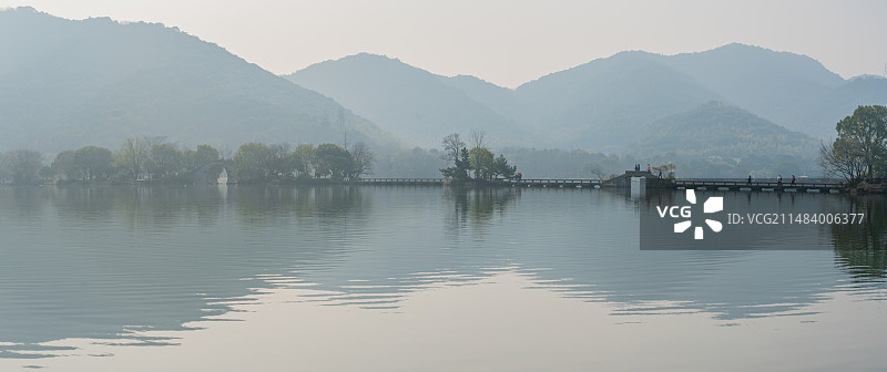 雾中杭州湘湖图片素材