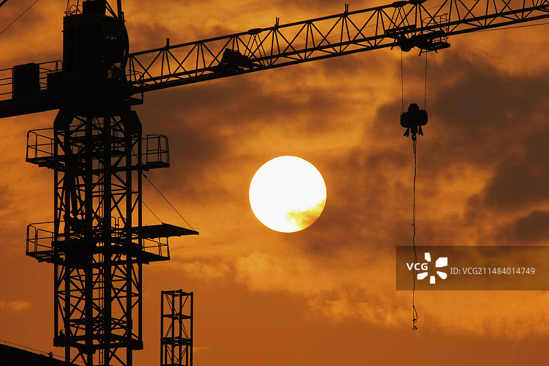 夕阳西下的天空衬托出建筑物的轮廓图片素材