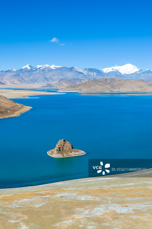 西藏羊卓雍错马蹄岛的风景图片素材