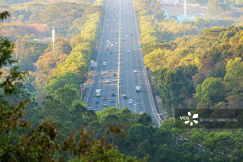 清晨的广州华南快速路车流图片素材