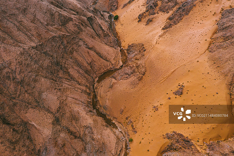 中国宁夏中卫市66号公路的黄河与山地航拍图图片素材