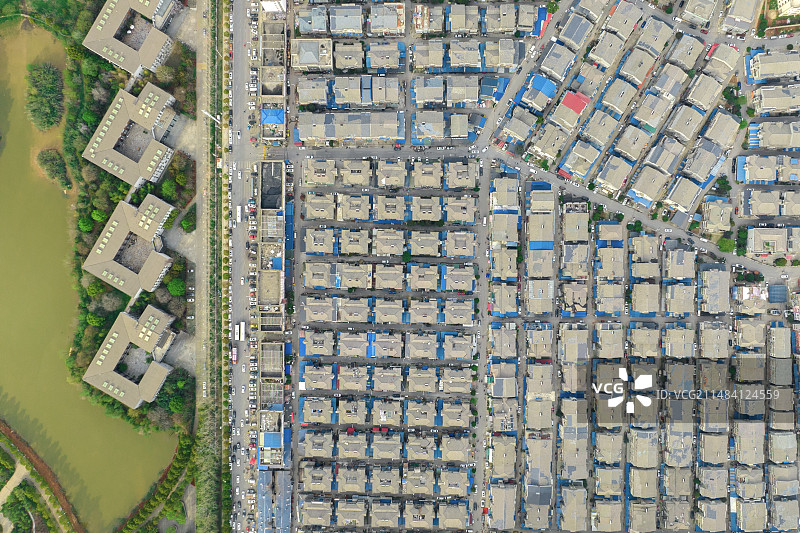 城市建筑中街道的高角度景观图片素材